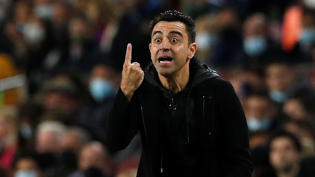 Pelatih FC Barcelona Xavi Hernandez bereaksi saat pertandingan Barcelona vs Espanyol di Stadion Camp Nou, Barcelona, Spanyol, Sabtu (20/11). Foto: Albert Gea/REUTERS