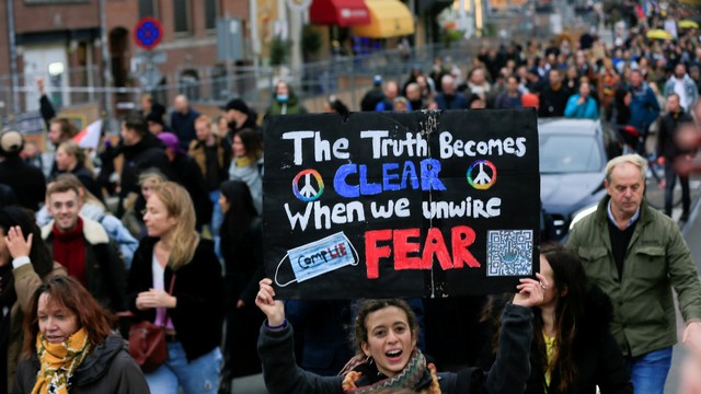 Orang-orang memprotes selama demonstrasi menentang tindakan terhadap COVID-19 di Amsterdam, Belanda, Sabtu (20/11). Foto: Eva Plevier/REUTERS