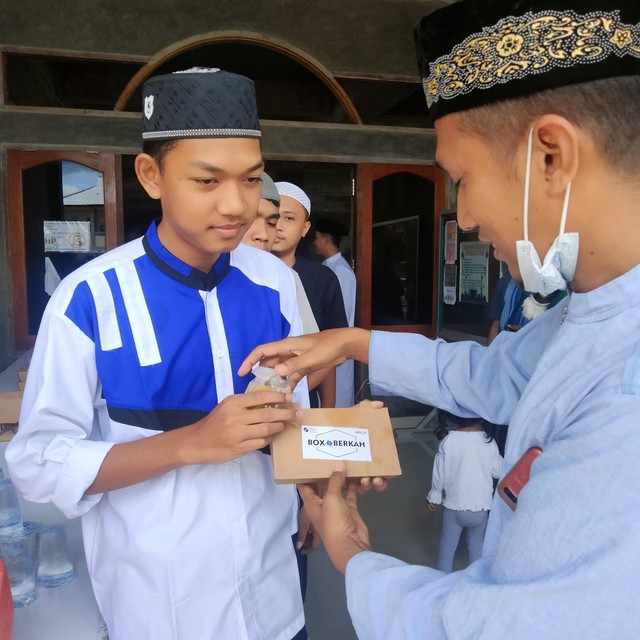 Box Berkah dibagikan pada yang berhak. dok