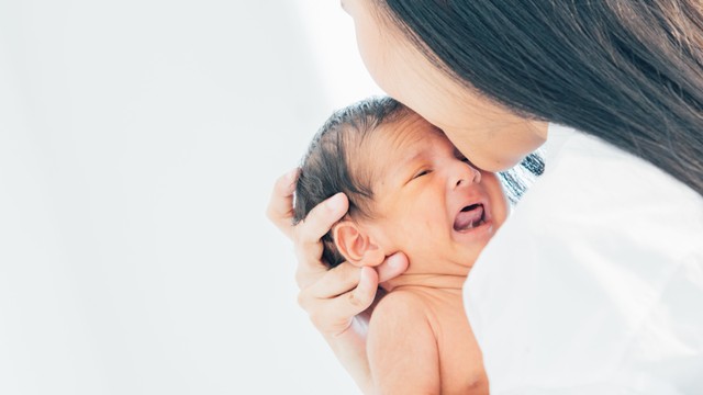 Ilustrasi bayi menangis saat menyusui. Foto: Shutter Stock