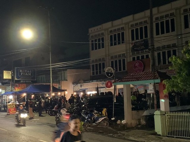 Nobar Persija vs Persib di Bandar Lampung buat resah warga, Sabtu malam (20/11/2021) | Foto: Novhan, warga sekitar