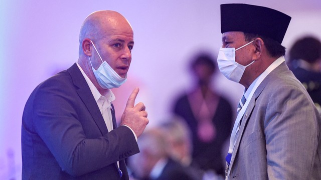 Itay Tagner, kuasa usaha Israel untuk Bahrain, berbicara dengan Menteri Pertahanan Indonesia Prabowo Subianto selama Dialog IISS Manama ke-17 di ibukota Bahrain, Manama pada Sabtu (20/11/2021). Foto: Mazen Mahdi/AFP