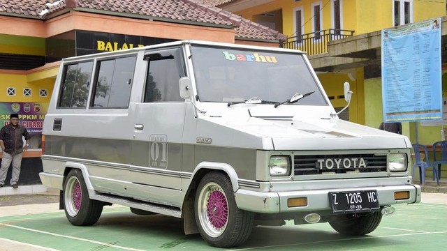 Mobil Kijang Kotak milik Wagub Jabar Uu Ruzhanul Ulum. Foto: Instagram/@ruzhanul