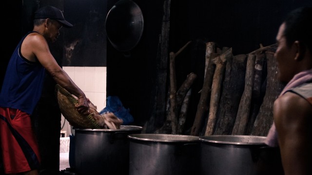 Pak Saijo, pegawai senior Gudeg Yu Djum yang bekerja di dapur sedang memasukkan daging ayam ke dalam kuali, Rabu (8/9). (Pandangan Jogja/Danang Bakti)