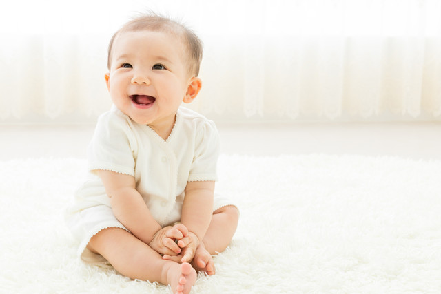 Ilustrasi bayi belajar duduk. Foto: Shutterstock