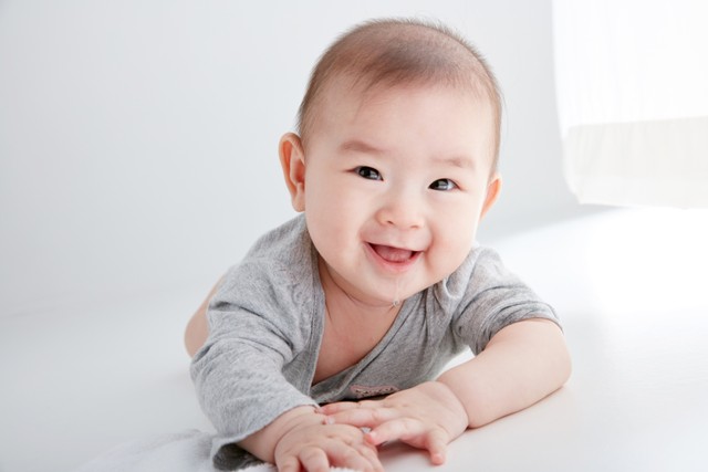 Ilustrasi bayi belajar merangkak. Foto: Shutterstock