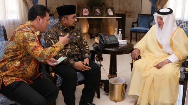Menag Yaqut bertemu Gubernur Makkah Khalid bin Faisal, di Makkah, Minggu (21/11/2021). Foto: Dok. Kemenag