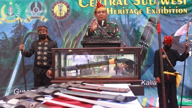 Danrem 132 Tadulako Brigjen TNI Farid Makruf saat memamerkan pusaka atau senjata tradisional Sulteng, di Halaman Makorem 132 Tadulako, Minggu (5/9). Foto: Penrem 132 Tadulako