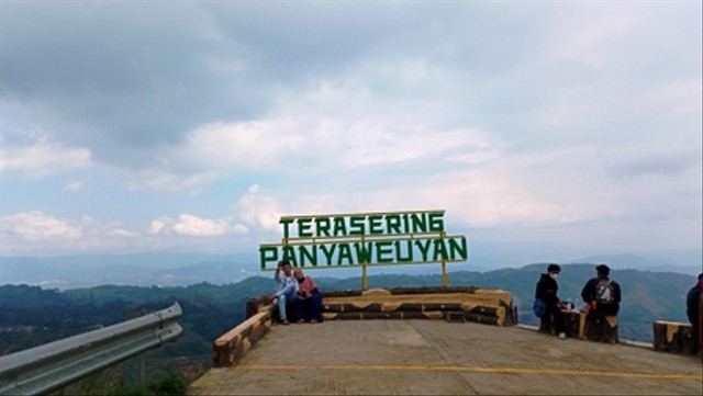 objek wisata terasering panyaweyan Majalengka