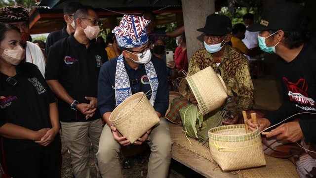Menteri Pariwisata dan Ekonomi Kreatif Sandiaga Salahuddin Uno berbincang dengan warga Desa Wisata Kole Sawangan. Foto: Kemenparekraf