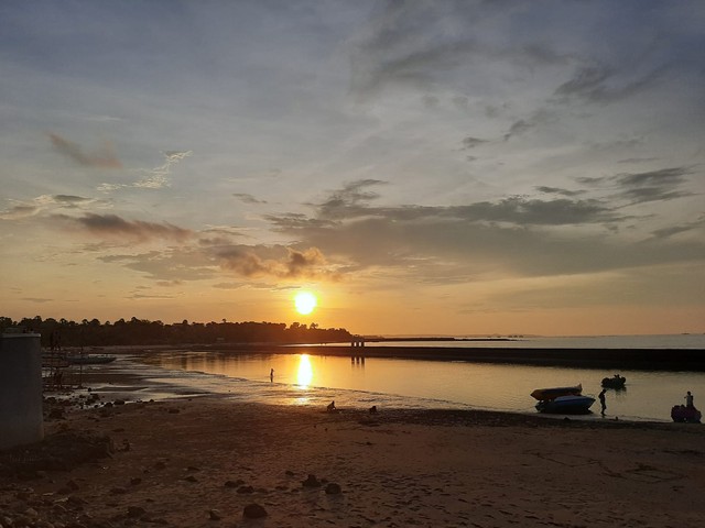 Suasana senja saat matahari terbenam di Pantai Lasiana, TWA Teluk Kupang. Foto: Dina Srikandi