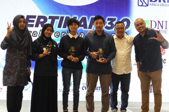 Para pengusaha muda mendapatkan reward dari kompetisi TDA Gresik. dok