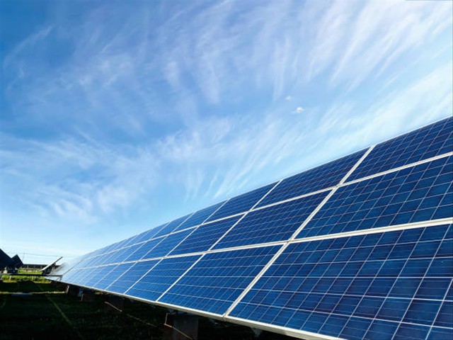 Ilustrasi panel listrik tenaga surya. Foto: iStock