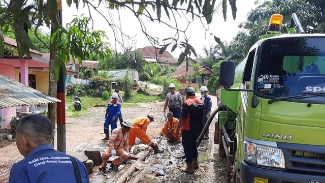 Petugas dari PT Pertamina Jambi saat memperbaiki pipa yang bocor di Kenali Asam Bawah, Kotabaru, Kota Jambi. Foto: ANTARA/Nanang Mairiadi