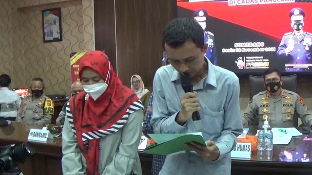 Yana Supriatna (kanan) dan istrinya (kiri) meminta maaf atas keonaran hilang di Cadas Pangeran. Foto: Dok. Istimewa