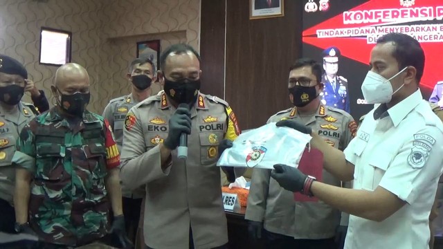 Kapolres Sumedang AKBP Eko Prasetyo Robbyanto (kedua dari kiri) saat konferensi pers terkait Yana Supriatna. Foto: Dok. Istimewa