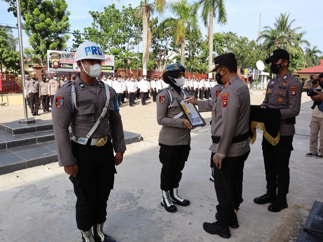 Kapolresta Pontianak Kota, Kombes Pol Andi Herindra, secara simbolis mencoret foto oknum polisi yang dipecat. Oknum polisi berinsial DY tersebut dipecat karena mencabuli seorang anak yang melanggar lalu lintas. Foto: Dok Polresta Pontianak