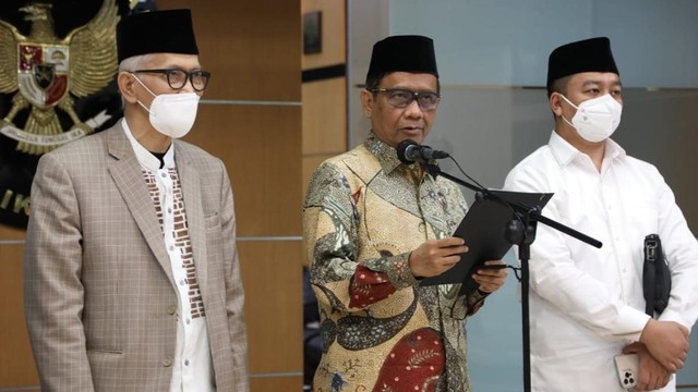 Menko Polhukam Mahfud MD dan Ketum MUI KH Miftachul Akhyar dalam konferensi pers di Kantor Kemenko Polhukam. Foto: Humas Kemenko Polhukam