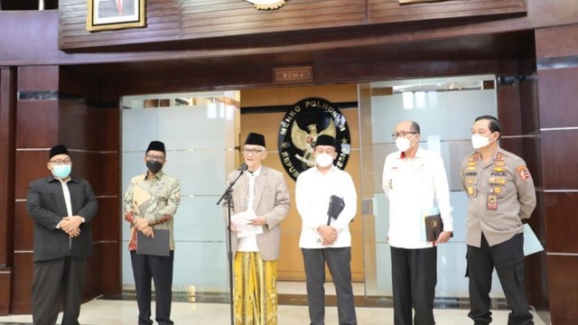 Menko Polhukam Mahfud MD dan Ketum MUI KH Miftachul Akhyar dalam konferensi pers di Kantor Kemenko Polhukam. Foto: Humas Kemenko Polhukam