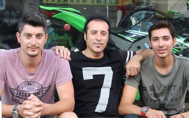 Momen Toprak Razgatlioglu (kanan) bersama ayahnya, Arif Razgatlioglu (tengah). Foto: Instagram/toprak_tr54