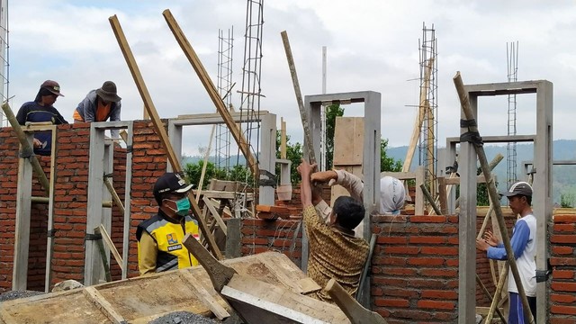 Wakil Wali Kota Batu, Punjul Santoso saat meninjau pembangunan rumah salah satu warga terdampak banjir bandang di Dusun Keliran, Desa Bulukerto, Kecamatan Bumiaji, Kota Batu, pada Senin (22/11/2021). Foto: Ulul Azmy