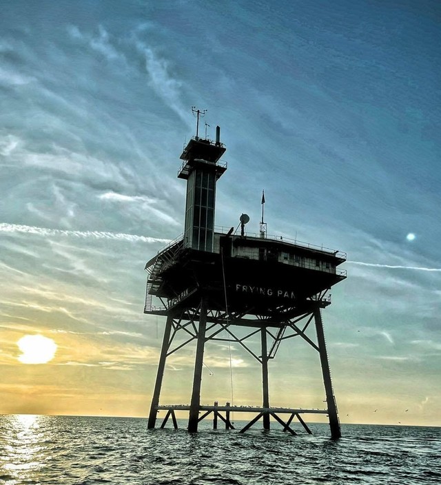 Frying Pan Tower, salah satu hotel paling ekstrem di dunia. Foto: Instagram/fryingpantowerofficial