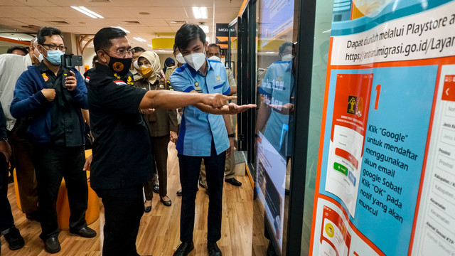 Satgas Saber Pungli melakukan monitoring program pencegahan dan pemberantasan pungutan liar di Mal Pelayanan Publik Provinsi DKI Jakarta, Senin (22/11). Foto: Iqbal Firdaus/kumparan