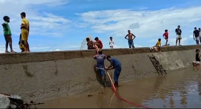Tim Reaksi Cepat BPBD Sikka sedang menyedot air yang tergenang di wilayah Kelurahan Waioti, Kecamatan Alok Timur, dan dibuang ke laut. Foto : Akun FB Pusdalops BPBD Sikka