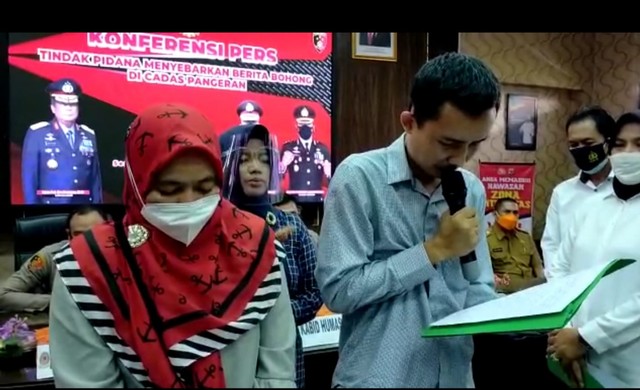 Yana Supriatna (40 tahun) warga Desa Sukajaya Kecamatan Sumedang Selatan Kabupaten Sumedang Jawa Barat yang hilang di kawasan Cadas Pangeran Sumedang saat meminta maaf dalam konferensi pers di di aula Tribara Polres Sumedang, Senin (22/11/2021). (Istimewa)