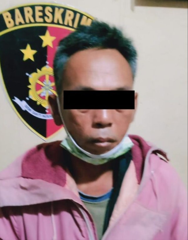 Bapak yang membawa golok | Foto: ist