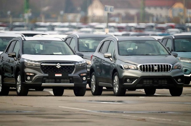 Suzuki SX4 S-Cross baru (kiri) dan lama (kanan) Foto: Autocar India