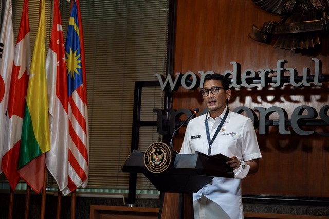 Menparekraf Sandiaga Uno saat memberikan keterangan resmi dalam Weekly Press Briefing, Selasa (23/11). Foto: Dok. Kemenparekraf