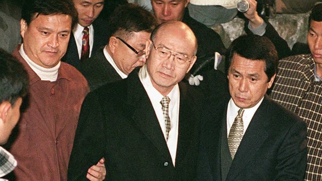 Mantan Presiden Korea Selatan Chun Doo-Hwan (tengah) saat ditangkap oleh otoritas penuntutan pada 3 Desember 1995. Foto: Kim Jae-Hwan/AFP