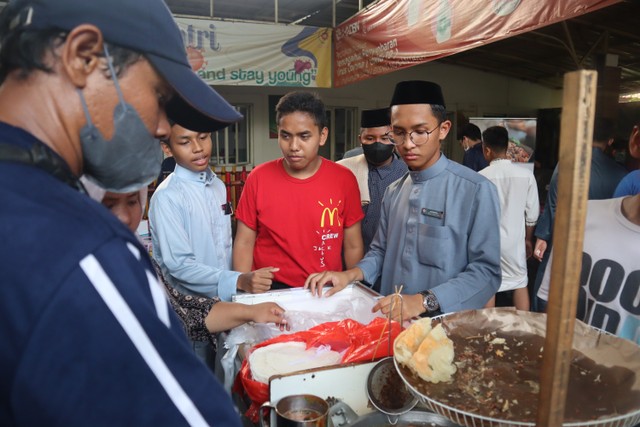 Martabak telor, salah satu jajanan pinggir jalan yang digemari santri.