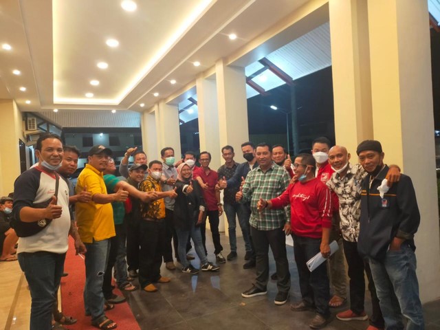 Partai koalisi pendukung dan pengusung Jarot Winarno-Sudiyanto (JADI) foto bersama usai rapat perdana membahas nama calon pengganti calon Wakil Bupati Sintang mendiang Sudiyanto. Foto: Dok. Istimewa