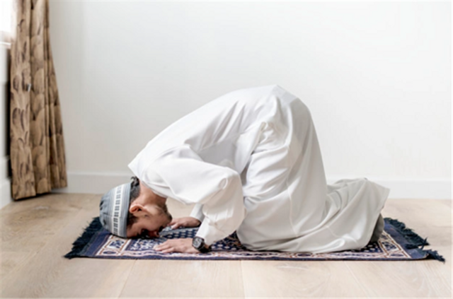 Ilustrasi laki-laki yang melaksanakan salat qasar. Sumber: www.freepik.com