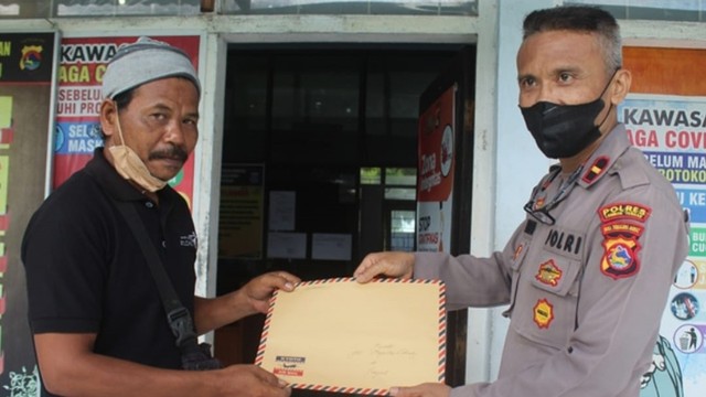 Damai Santoso alias Amaq Daud saat melaporkan salah satu akun yang menyakitinya sebagai pawang hujan ke Polres Lombok Tengah, Senin (22/11). Foto: Dok. Istimewa