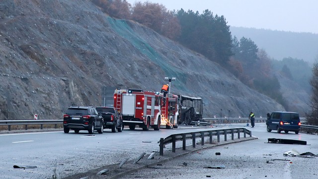 Lokasi bus dengan pelat Makedonia Utara terbakar di jalan raya, dekat desa Bosnek, di Bulgaria, Selasa (23/11). Foto: Stoyan Nenov/REUTERS