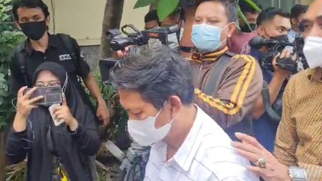 Erwin Riduan, oknum PPAT tersangka kasus mafia tanah Nirina Zubir menyerahkan diri ke Polda Metro Jaya, Selasa (23/11). Foto: Giovanni/kumparan
