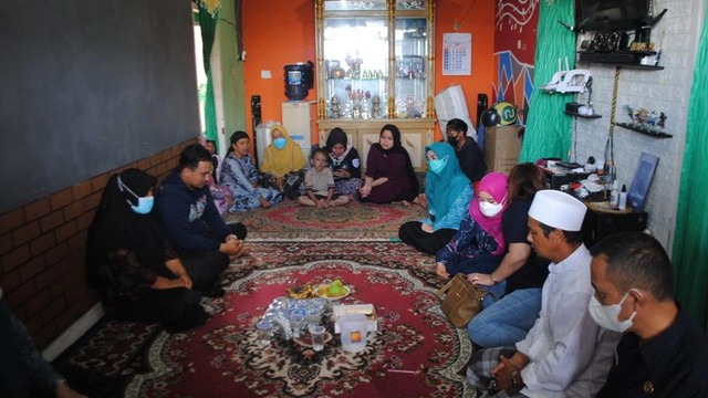 Suasana duka di kediaman korban S (21), istri yang disiram air keras oleh WNA Arab Saudi, di Cianjur. Foto: Dok. Istimewa