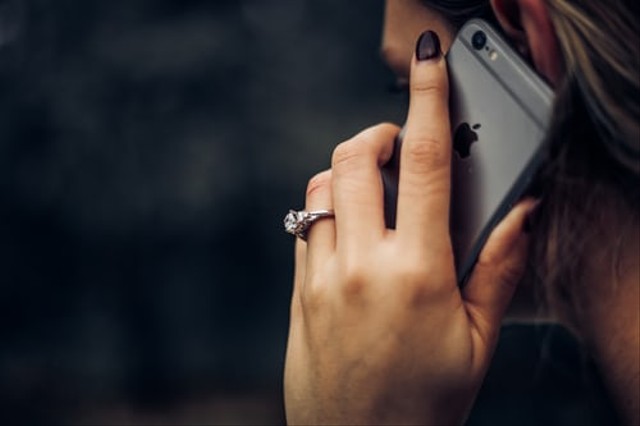 Ilustrasi panggilan dialihkan saat mencoba menelepon. Foto: Unsplash