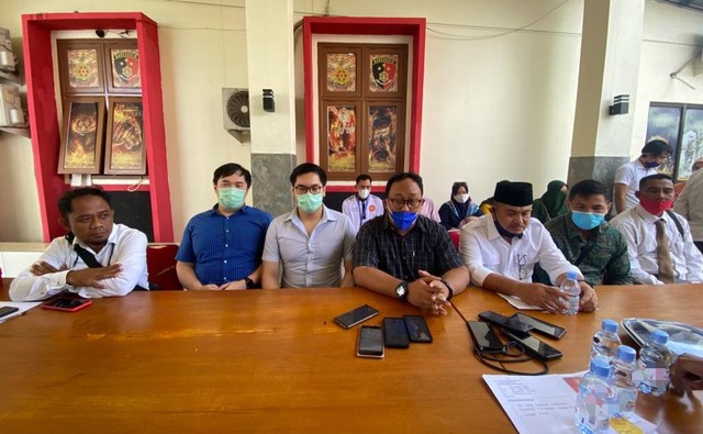 Konferensi pers kedua belah pihak dan dihadiri kabag Wasidik AKBP Hengky. Foto: Glen Ipi