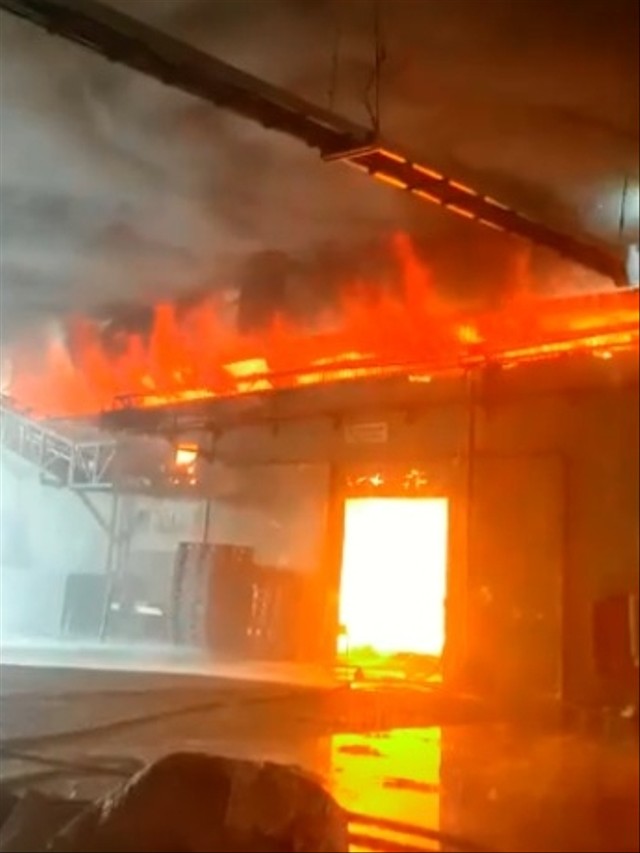 Peristiwa kebakaran di Pabrik Kacang Dua Kelinci di Pati, Jawa Tengah, Selasa (23/11). Foto: Dok. Istimewa