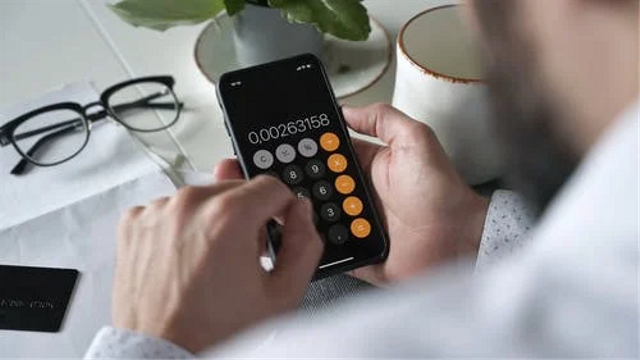 Ilustrasi orang mengikuti cara menghitung persen di kalkulator hp. Foto: Pexels.com