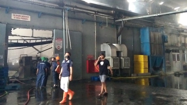 Petugas pemadam kebakaran saat memadamkan api yang membakar pabrik kacang dua kelinci Pati, Jawa Tengah, Selasa (23/11). Foto: Polsek Margorejo