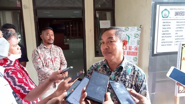 Rektor Unkhair M Ridha Ajam saat diwawancara sejumlah media. Foto: Rian Hidayat Husni/JMG