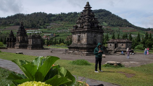 Sejumlah wisatawan mengunjungi kompleks Candi Arjuna di Dataran Tinggi Dieng, Batur, Kabupaten Banjarnegara, Jawa Tengah, Selasa (23/11/2021). Foto: Aditya Pradana Putra/ANTARA FOTO