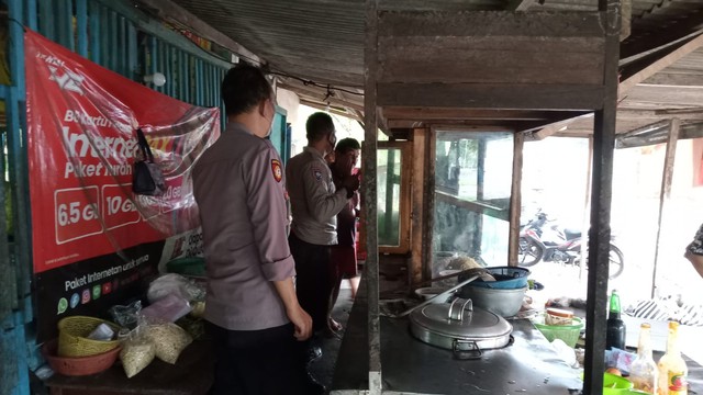 Polisi meninjau warung mie ayam di Gunungkidul yang alami pencurian. Foto: istimewa