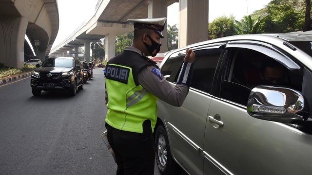Polantas memberikan sosialisasi kepada pengendara yang melanggar saat hari pertama pemberlakuan kembali kebijakan ganjil-genap kendaraan di Jalan Gatot Subroto, Jakarta, Senin (3/8). Foto: Indrianto Eko Suwarso/ANTARA FOTO