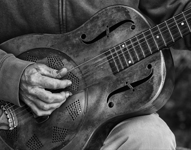 Ilustrasi jenis musik yang didominasi permainan gitar penuh improvisasi adalah musik blues. Sumber: Unsplash